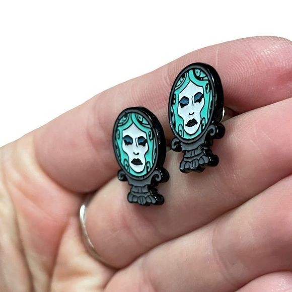 Madame Leota and haunted mansion stud earrings - Picture 4 of 15